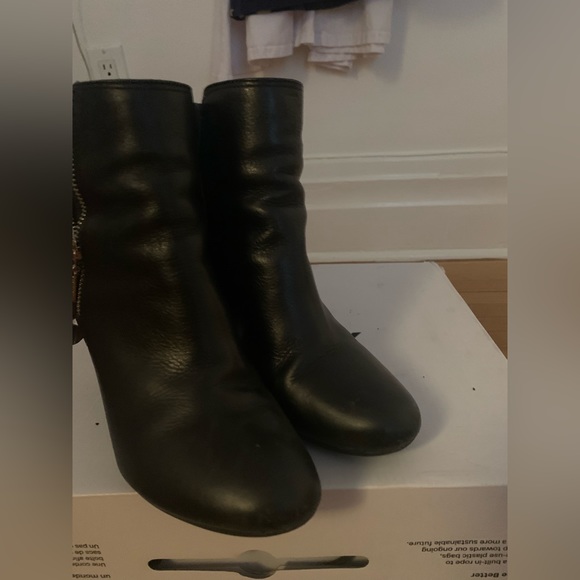 Geox leather booties I’m black barely worn, in great condition - Picture 2 of 3